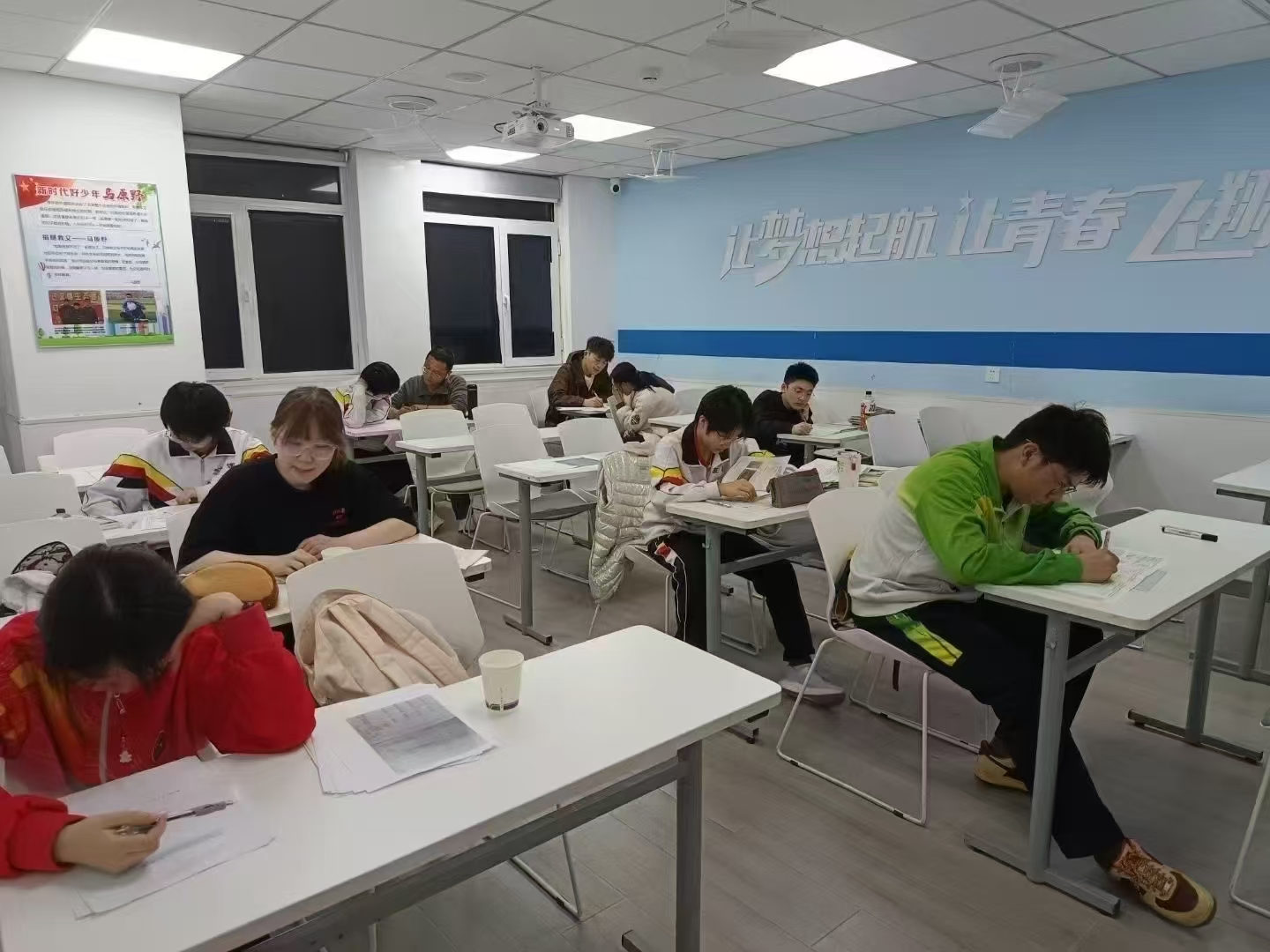 锐满分课堂实拍.jpg 石家庄高一/高二/高三一对一/小班/全托/单词速记背单词 裕华/长安/新华/桥西全学段辅导指南(1)